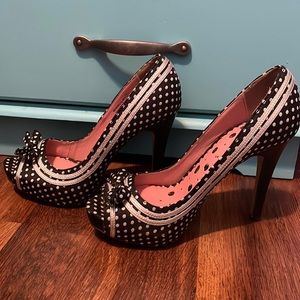 Platform polka dot peep toe pumps
